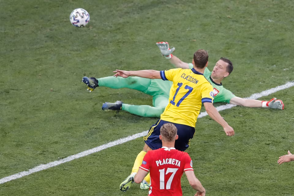 Tiền vệ Thụy Điển Viktor Claesson (giữa) dứt điểm thành công vào lưới Ba Lan, nâng tỷ số lên 3-2 cho đội nhà trong trận đấu tại Bảng E. (Ảnh: AFP/TTXVN)