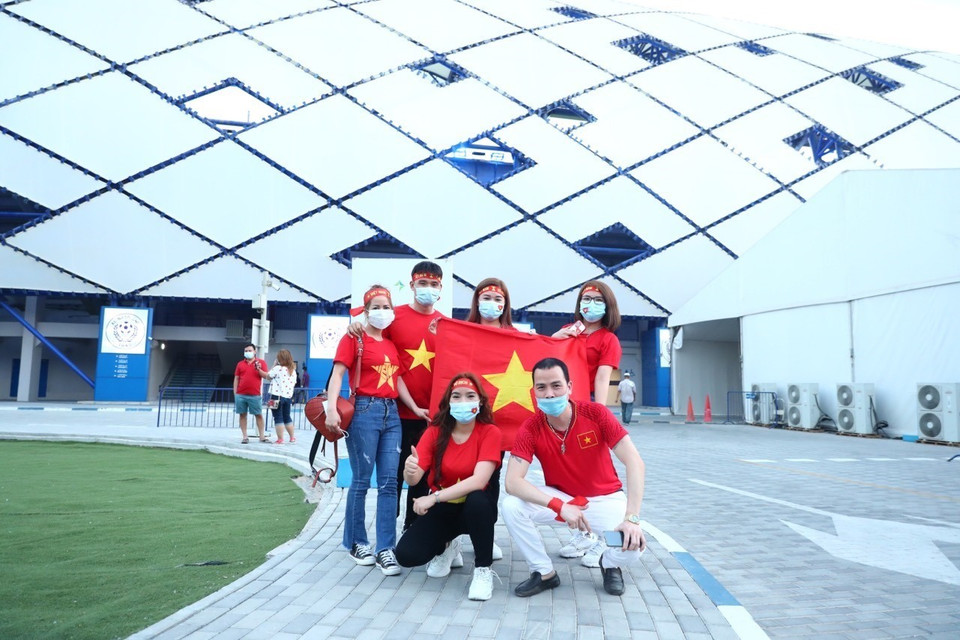 Cổ động viên Việt Nam tại sân Al Maktoum. (Ảnh: Hoàng Linh/TTXVN)