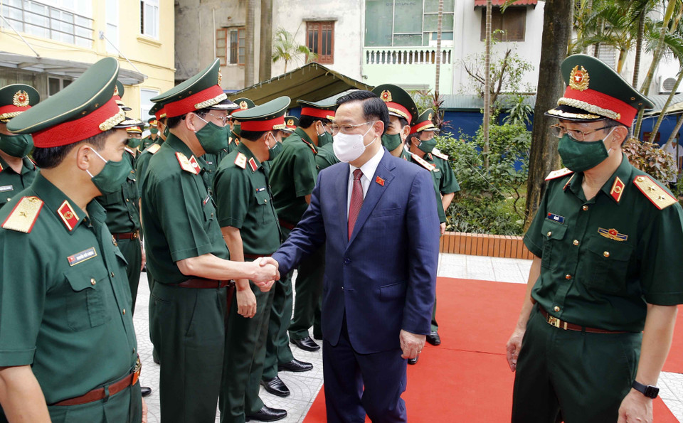 Chủ tịch Quốc hội Vương Đình Huệ với Ban Giám đốc Học viện Quân y. (Ảnh: Doãn Tấn/TTXVN)