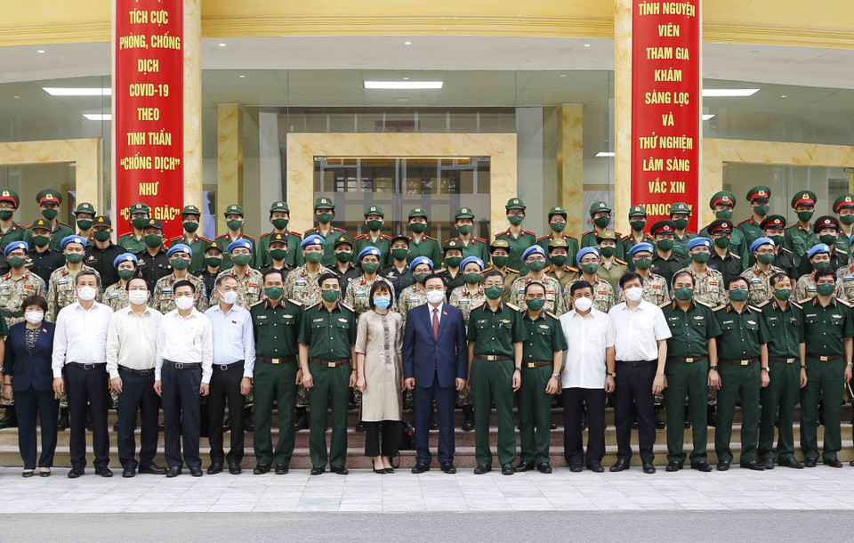 Chủ tịch Quốc hội Vương Đình Huệ và đại biểu với cán bộ, nhân viên và học viên của Học viện Quân y (Tổng cục Hậu cần, Bộ Quốc phòng). (Ảnh: Doãn Tấn/TTXVN)