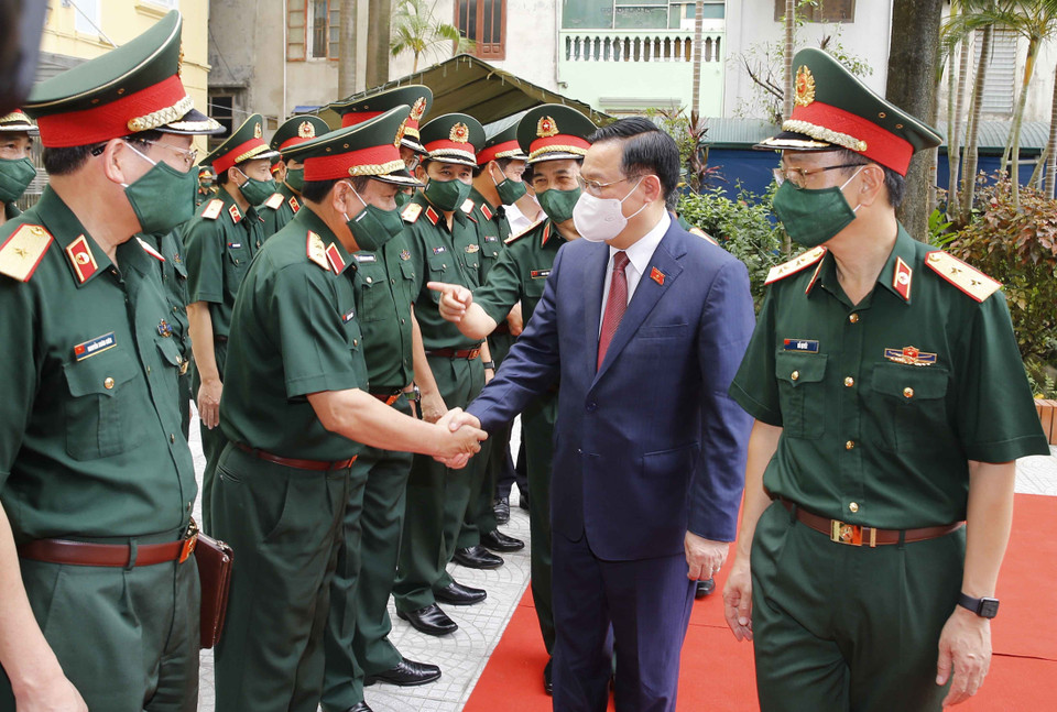 Chủ tịch Quốc hội Vương Đình Huệ với Ban Giám đốc Học viện Quân y. (Ảnh: Doãn Tấn/TTXVN)