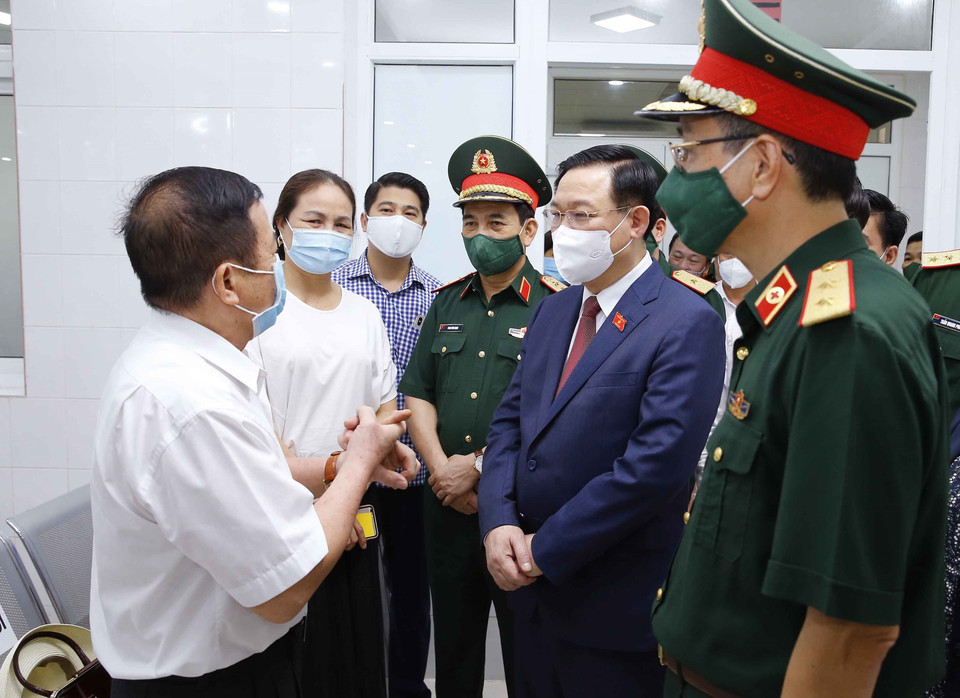 Chủ tịch Quốc hội Vương Đình Huệ thăm, động viên người tình nguyện tham gia thử nghiệm lâm sàng vaccine Nanocovax tại Viện Nghiên cứu Y dược học Quân sự, Học viện Quân y. (Ảnh: Doãn Tấn/TTXVN)