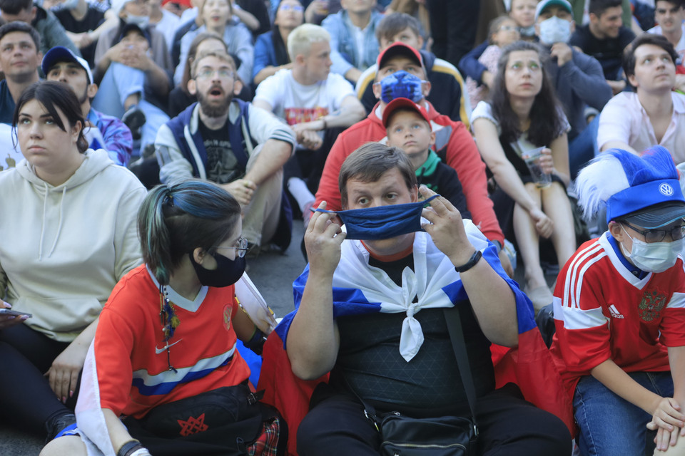 Việc đeo khẩu trang là bắt buộc đối với mọi cổ động viên EURO 2020, nhưng không nhiều người tuân thủ quy định này. (Ảnh: Trần Hiếu/TTXVN)
