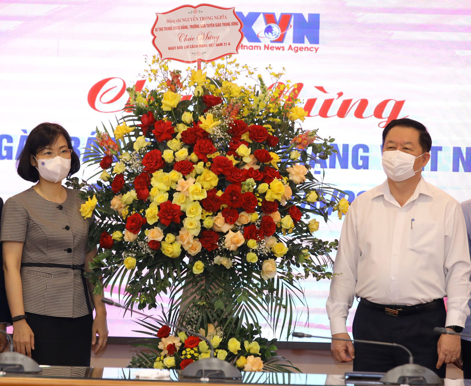 Bí thư Trung ương Đảng, Trưởng Ban Tuyên giáo Trung ương Nguyễn Trọng Nghĩa tặng hoa chúc mừng cán bộ, phóng viên, biên tập viên và người lao động TTXVN nhân kỷ niệm 96 năm Ngày Báo chí Cách mạng Việt Nam (21/6/1925-21/6/2021). (Ảnh: Nguyễn Điệp/TTXVN)