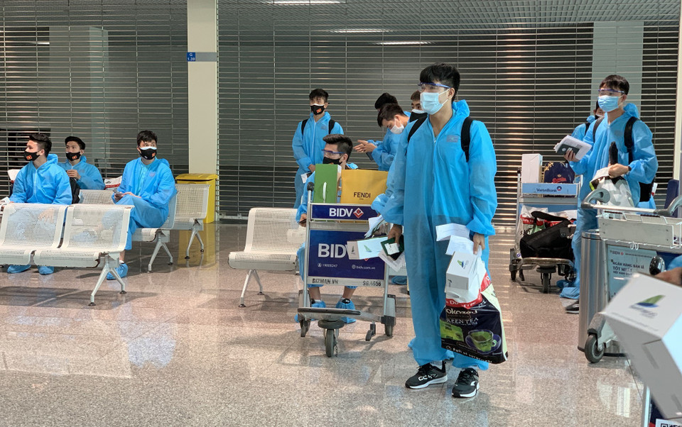 Các tuyển thủ Việt Nam tại sân bay Tân Sơn Nhất. (Ảnh: Hoàng Linh/TTXVN)