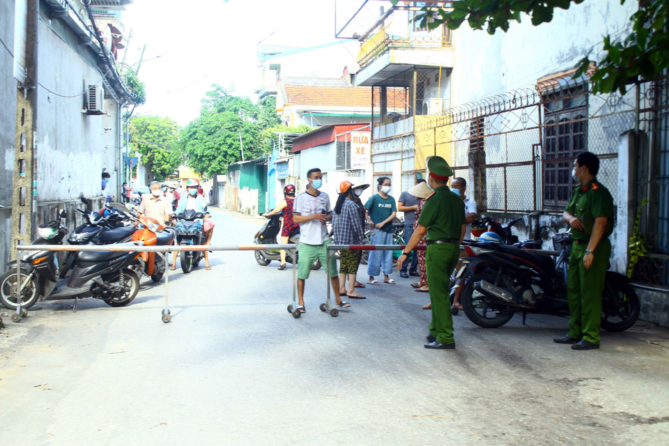 Lực lượng chức năng phong tỏa, chốt chặn tại các ngõ (phường Hà Huy Tập, thành phố Vinh Nghệ An), nơi phát hiện 1 trường hợp mắc COVID-19. (Ảnh: Tá Chuyên/TTXVN)