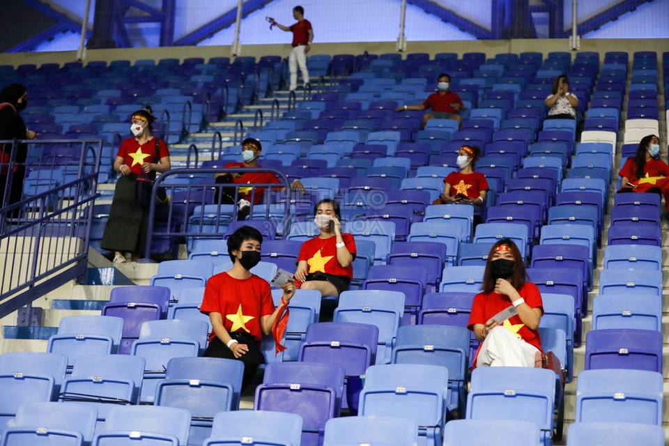 Cổ động viên Việt Nam trên sân Al Maktoum ngồi giãn cách theo quy định của BTC. (Ảnh: Hoàng Linh/TTXVN)