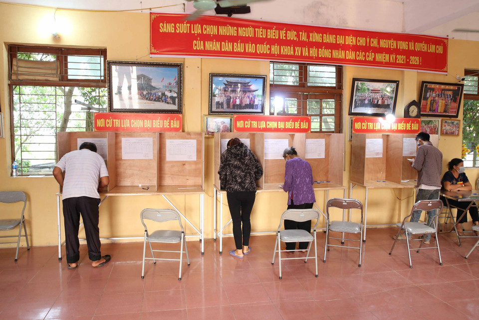 Cử tri thực hiện quyền và nghĩa vụ công dân bầu cử lại Đại biểu Hội đồng Nhân dân xã Hoàng Long nhiệm kỳ 2021-2026 tại tổ bầu cử số 04, thôn Đào Xá, xã Hoàng Long, huyện Phú Xuyên, Hà Nội. (Ảnh: Phạm Kiên/TTXVN)