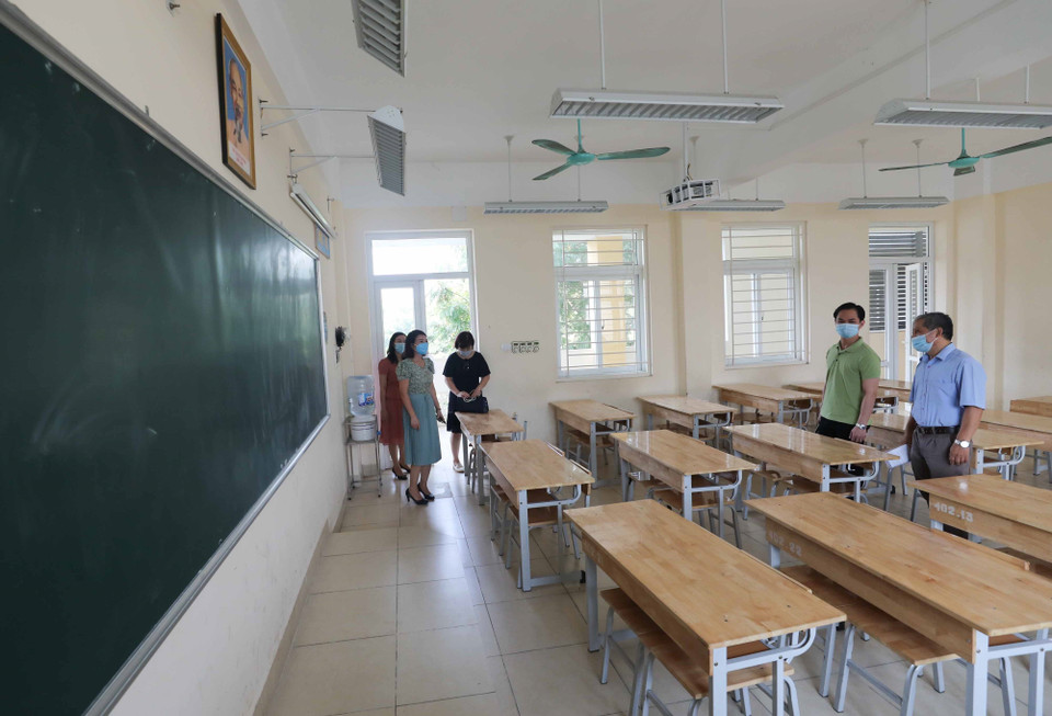 Đoàn công tác Sở GD&amp;ĐT Hà Nội kiểm tra về công tác chuẩn bị cho kỳ thi tại điểm thi trường THPT Trần Nhân Tông, quận Hai Bà Trưng. (Ảnh: Thanh Tùng/TTXVN)