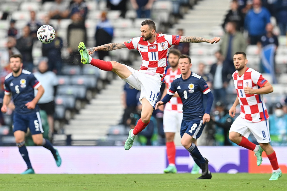 Pha đi bóng của tiền vệ Croatia Marcelo Brozovic trong trận gặp Scotland lượt cuối bảng D. (Ảnh: AFP/TTXVN)