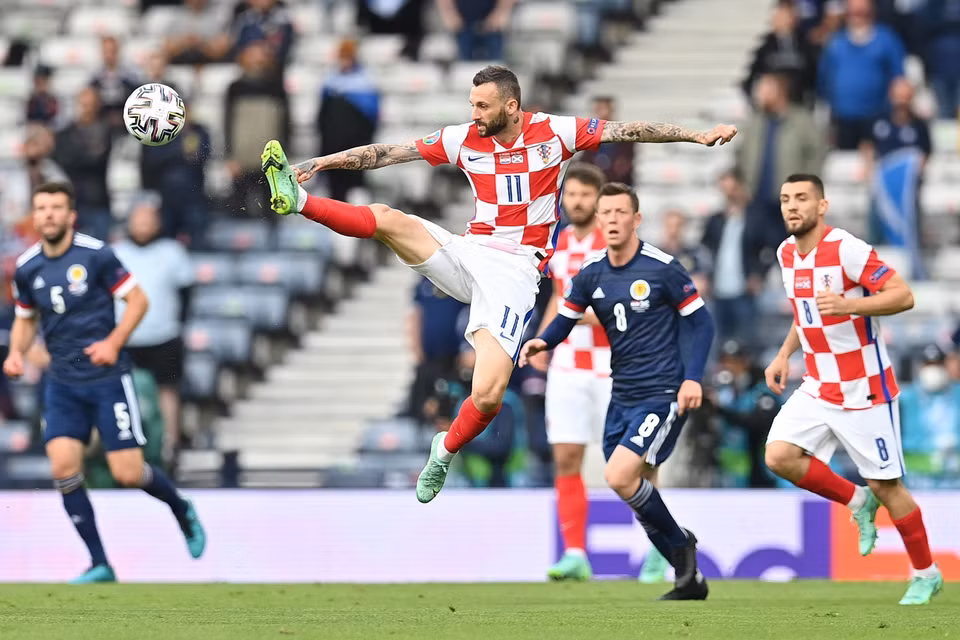 Pha đi bóng của tiền vệ Croatia Marcelo Brozovic trong trận gặp Scotland lượt cuối bảng D. (Ảnh: AFP/TTXVN)