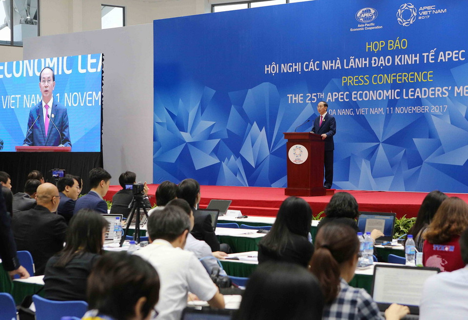  Chủ tịch nước Trần Đại Quang đã biểu dương toàn thể cán bộ, công nhân viên, người lao động các bộ, ban, ngành Trung ương, thành phố Đà Nẵng, tỉnh Quảng Nam và các địa phương liên quan, các tầng lớp nhân dân, các liên lạc viên, tình nguyện viên đã hỗ trợ, giúp đỡ, nỗ lực làm việc ngày đêm để bảo đảm thành công của Tuần lễ Cấp cao APEC 2017.(Ảnh: TTXVN)