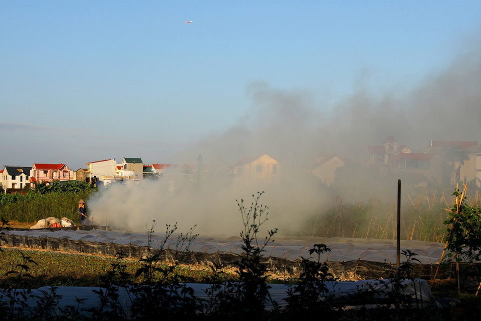 Đây là một trong những nguyên nhân khiến cho chất lượng lượng không khí ở Hà Nội trong những ngày đầu tháng 11/2019 luôn ở mức nguy hại cho sức khỏe con người. Đốt rơm rạ tại huyện Đông Anh, Hà Nội. (Ảnh: Ngọc Hà/TTXVN)