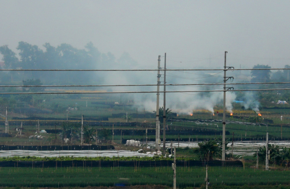 Kết quả quan trắc sáng 12/11 tại nhiều điểm ở Hà Nội cho thấy chỉ số mức độ ô nhiễm không khí lên tới ngưỡng nguy hại, cao nhất so với 4 đợt ô nhiễm không khí từng xảy ra trong năm 2019. Đốt rơm rạ tại huyện Mê Linh, Hà Nội. (Ảnh: Ngọc Hà/TTXVN)