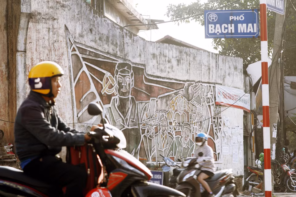 Thể loại tranh cỡ lớn được các chuyên gia đánh giá là căn cứ để thế hệ sau hình dung ra ký ức Hà Nội mỗi thời kỳ. (Ảnh: Lâm Khánh/TTXVN)