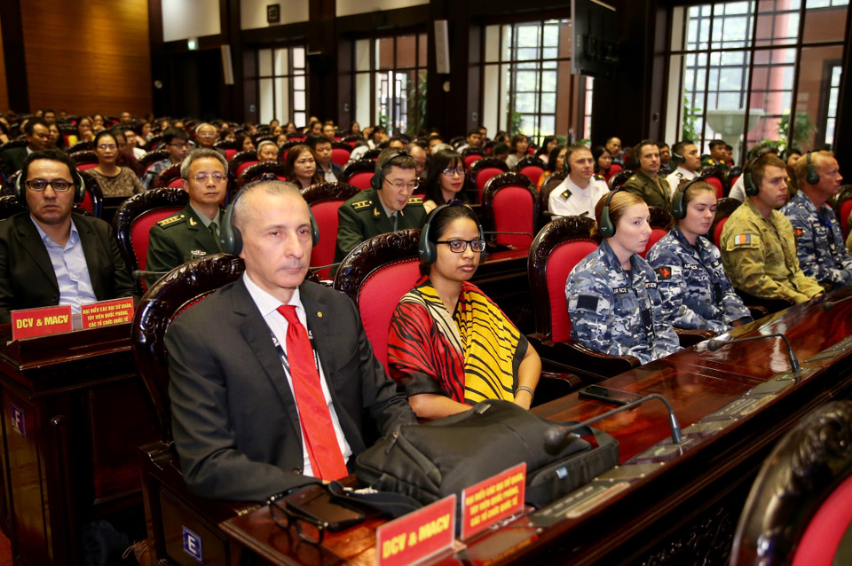 Cán bộ, nhân viên Bệnh viện dã chiến cấp 2 số 2 tham dự lễ xuất quân. (Ảnh: Dương Giang/TTXVN)