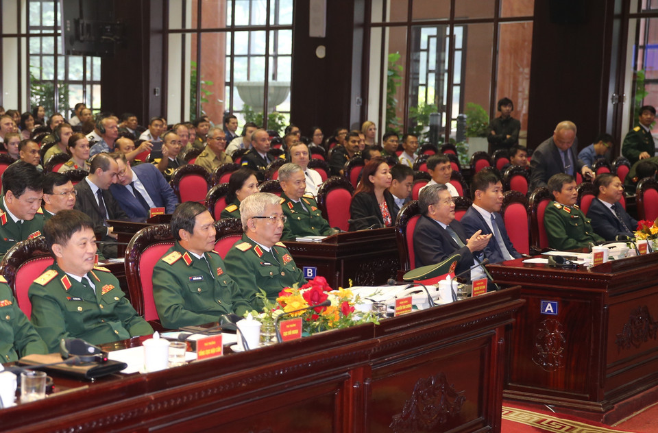 Thượng tướng Nguyễn Chí Vịnh, Thứ trưởng Bộ Quốc phòng và các đại biểu tham dự buổi lễ. (Ảnh: Dương Giang/TTXVN)