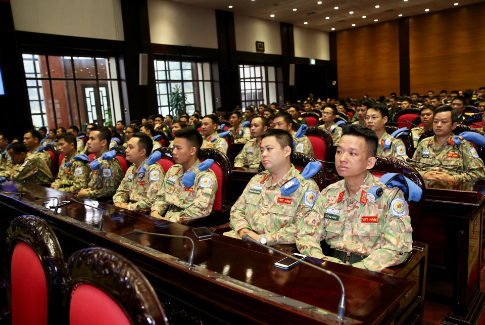 Cán bộ, nhân viên Bệnh viện dã chiến cấp 2 số 2 tham dự lễ xuất quân. (Ảnh: Dương Giang/TTXVN)