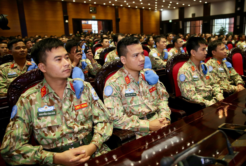 Cán bộ, nhân viên Bệnh viện dã chiến cấp 2 số 2 tham dự lễ xuất quân. (Ảnh: Dương Giang/TTXVN)