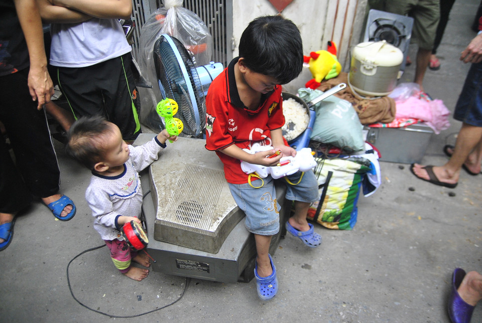 Những đứa trẻ ngây thơ không hề biết điều gì vừa xảy ra, và điều gì đang chờ đón chúng những ngày sắp tới (Ảnh: Võ Phương)