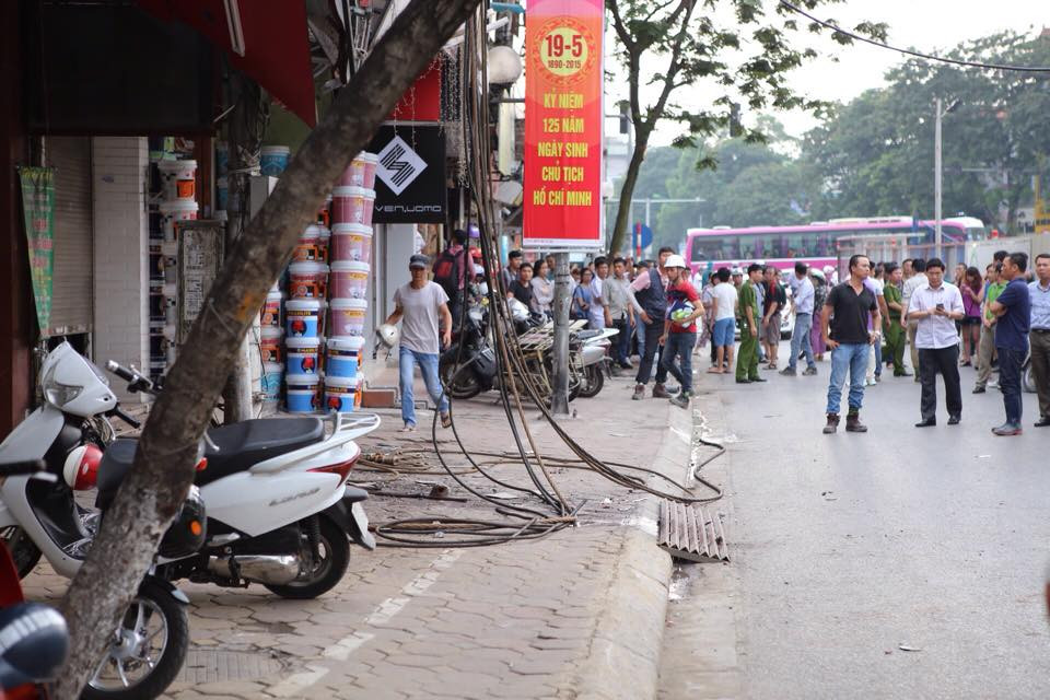 Hai xe máy lưu thông phía dưới cũng bị cần cẩu đè. Thông tin ban đầu, có người bị thương phải đi cấp cứu trong vụ việc trên. (Ảnh: Minh Sơn/Vietnam+)