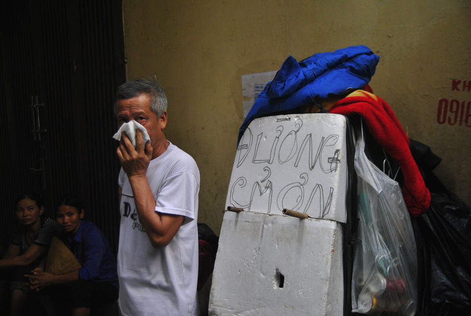 Khu nhà tạm ven hồ Linh Quang tập trung rất đông người lao động tứ xứ, tới Thủ đô làm đủ mọi nghề, tài sản của họ hầu như chỉ quý giá nhất là những dụng cụ kiếm cơm hàng ngày. (Ảnh: Võ Phương/Vietnam+)