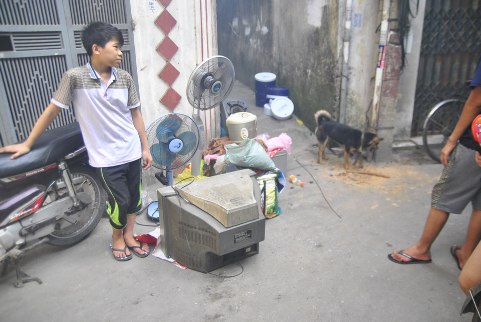 Nhiều người lao động không ở nhà khi xảy ra vụ cháy, khi về chỉ còn biết trách móc một cách tuyệt vọng: Sao chẳng bê gì ra giúp tôi... (Ảnh: Võ Phương/Vietnam+)