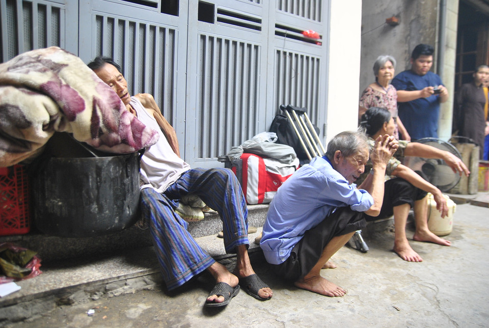 Khu nhà tạm ven hồ Linh Quang tập trung không chỉ người dân lao động tứ xứ, mà còn có rất nhiều người già neo đơn (Ảnh: Võ Phương/Vietnam+)