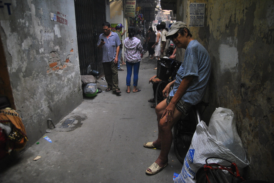Nơi con ngõ tối tăm, la liệt những mảnh đời tuyệt vọng vừa chạy thoát ra khỏi đám cháy (Ảnh: Võ Phương/Vietnam+)