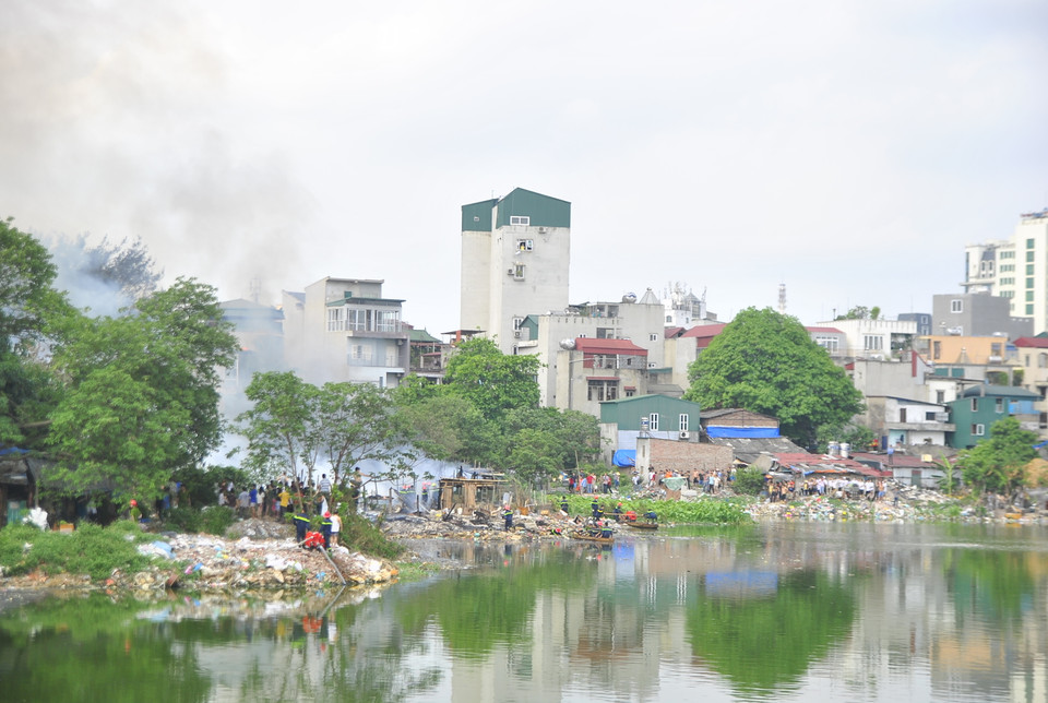 Khoảng 13 giờ 40 phút ngày 13/5, một ngọn lửa bất ngờ bốc lên dữ dội tại khu vực nhà tạm ven hồ Linh Quang, đẩy nhiều người lao động tứ xứ, người vô gia cư vào cảnh màn trời chiếu đất (Ảnh: Võ Phương/Vietnam+)