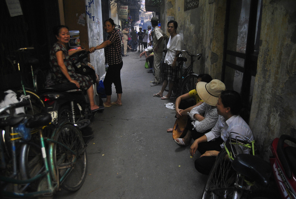 Con ngõ nhỏ sát hồ Linh Quang chiều nay la liệt những người dân lao động, người vô gia cư cùng số tài khoản ít ỏi họ kịp mang ra khỏi đám cháy (Ảnh: Võ Phương/Vietnam+)