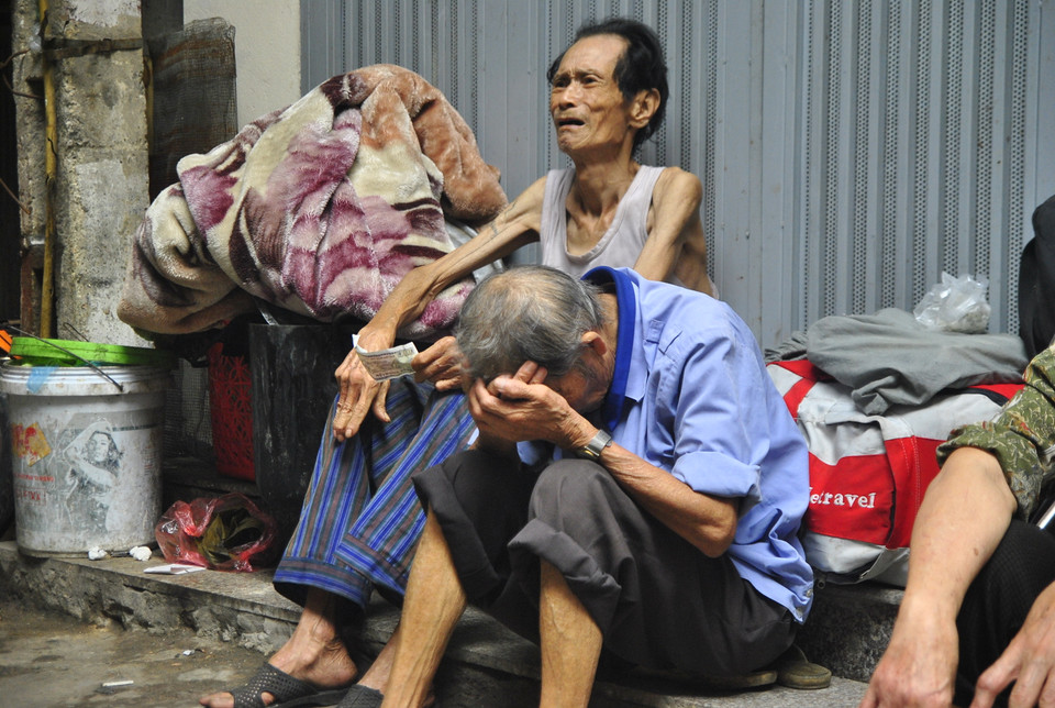 Họ có đầy đủ những điều tuyệt vọng nhất của đời người: tuổi già, thiếu thốn, bệnh tật, cô đơn (Ảnh Võ Phương/Vietnam+)