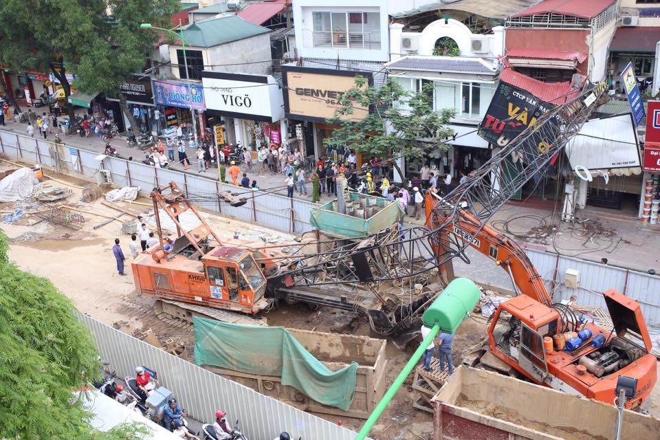 Cần cẩu dự án đường sắt đô thị đoạn chạy qua số nhà 359 Cầu Giấy đã bất ngờ gãy đổ đè một phần vào nhà dân và hai xe máy đang lưu thông trên đường. (Ảnh: Minh Sơn/Vietnam+)