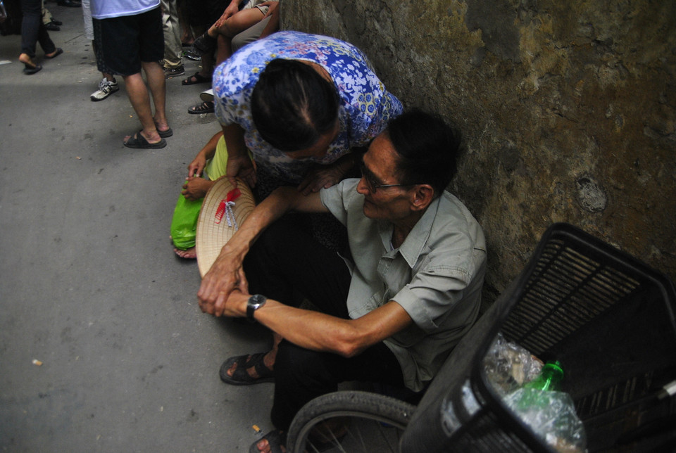 Một chiếc quạt nhỏ, tấm chăn và đôi bộ quần áo là những thứ ít ỏi cụ kịp đem ra khỏi khu nhà tạm đang bốc cháy ngùn ngụt (Ảnh: Võ Phương/Vietnam+)