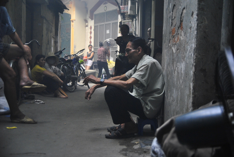 Cụ ông này tên là Huấn, năm nay đã 80 tuổi. Sống một mình nơi căn nhà tạm, khó có ai dám tin, con cái cụ hiện đang sinh sống, lập nghiệp ở Hà Nội (Ảnh: Võ Phương/Vietnam+)