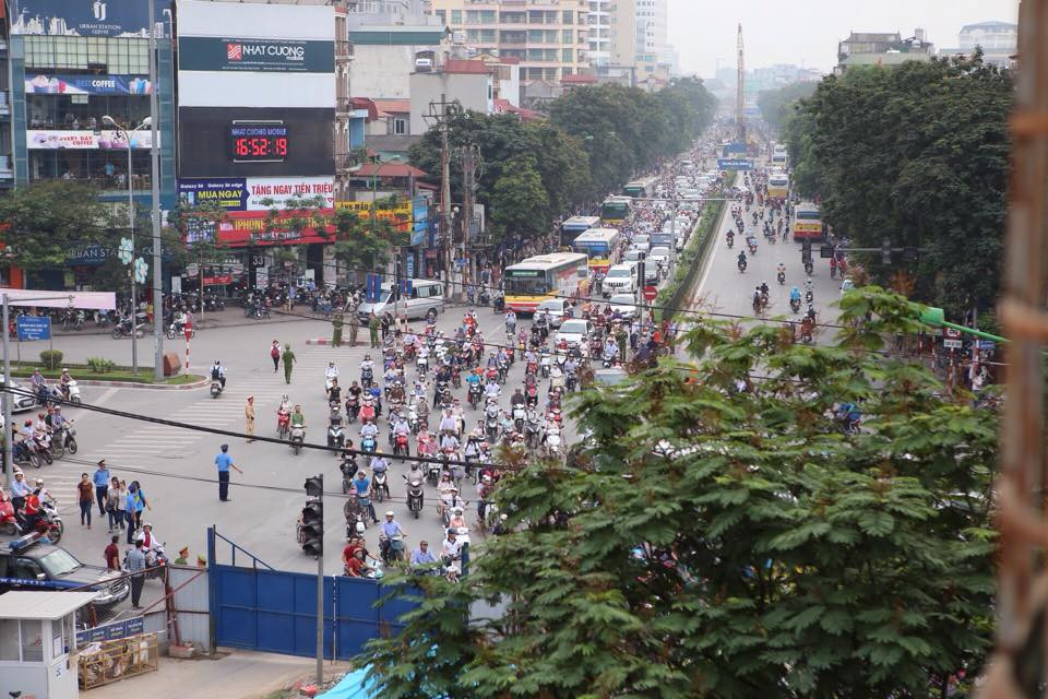 Ngay sau khi sự cố xảy ra, lực lượng chức năng đã có mặt và tăng cường lực lượng để tiều tiết giao thông, tránh ùn tắc. (Ảnh: Minh Sơn/Vietnam+)