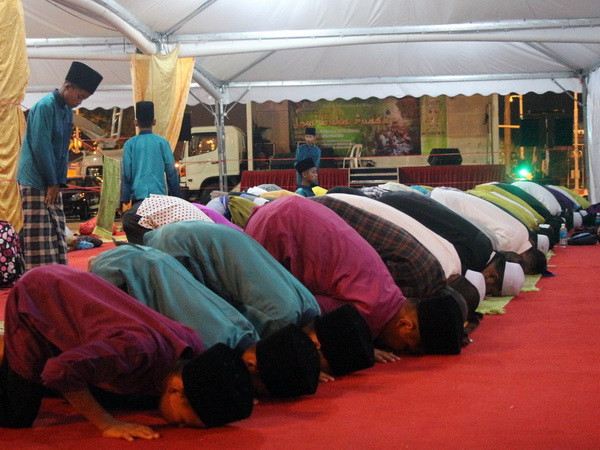 Cầu nguyện sau bữa ăn. (Ảnh: Kim Dung-Chí Giáp/Vietnam+)