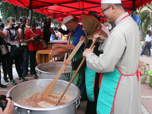 Chuẩn bị cháo (món ăn không thể thiếu) cho bữa xả chay. (Ảnh: Kim Dung-Chí Giáp/Vietnam+)