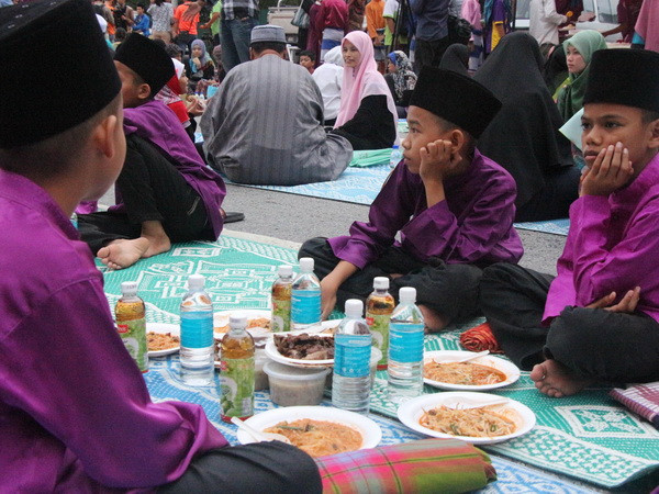 Các tín đồ Hồi giáo bé chờ đến giờ bữa xả chay. (Ảnh: Kim Dung-Chí Giáp/Vietnam+)