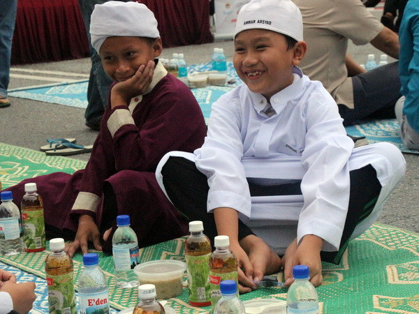 Các tín đồ Hồi giáo bé chờ đến giờ của bữa xả chay. (Ảnh: Kim Dung-Chí Giáp/Vietnam+)