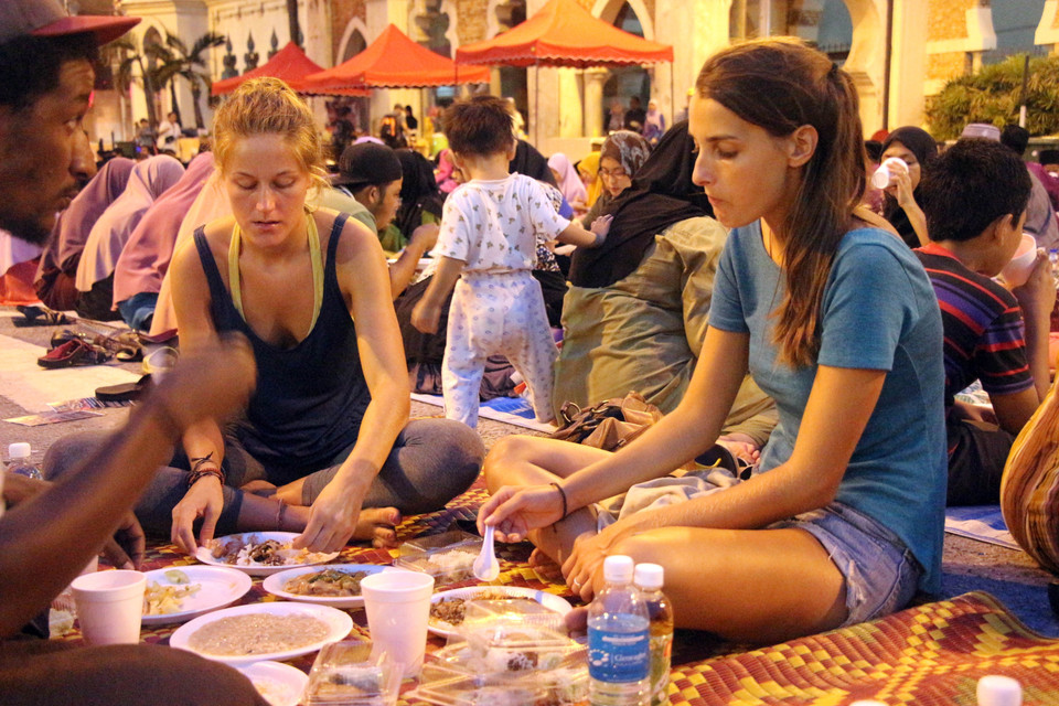 Khách du lịch tham gia bữa ăn cùng người dân địa phương. (Ảnh: Kim Dung-Chí Giáp/Vietnam+)