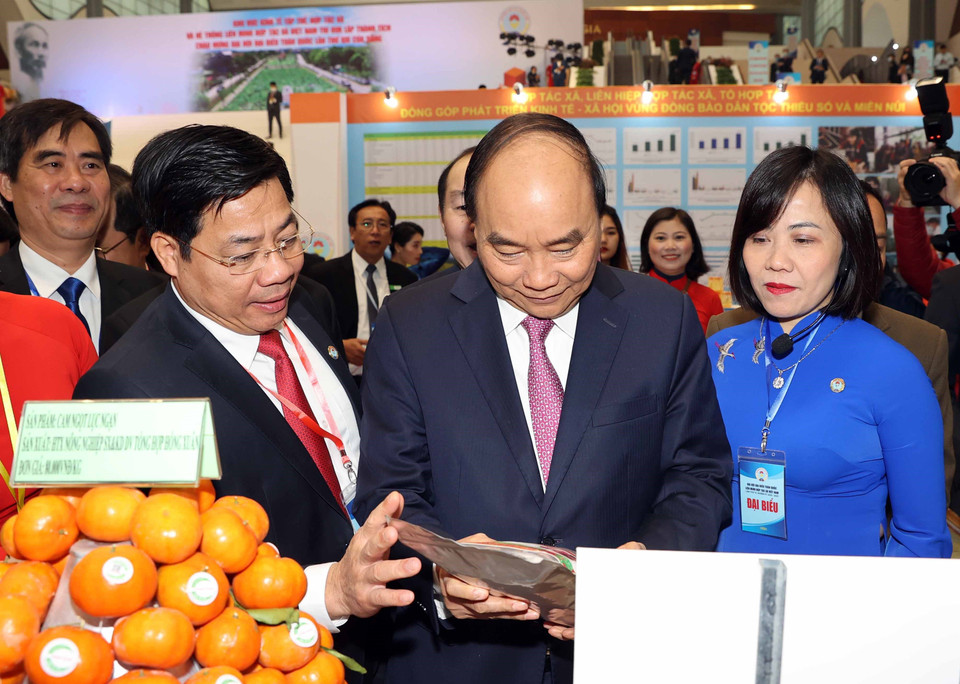 Thủ tướng Nguyễn Xuân Phúc tham quan Triển lãm Thành tựu kinh tế tập thể, hợp tác xã và hoạt động của hệ thống Liên minh Hợp tác xã Việt Nam giai đoạn 2016-2020. (Ảnh: Thống Nhất/TTXVN)