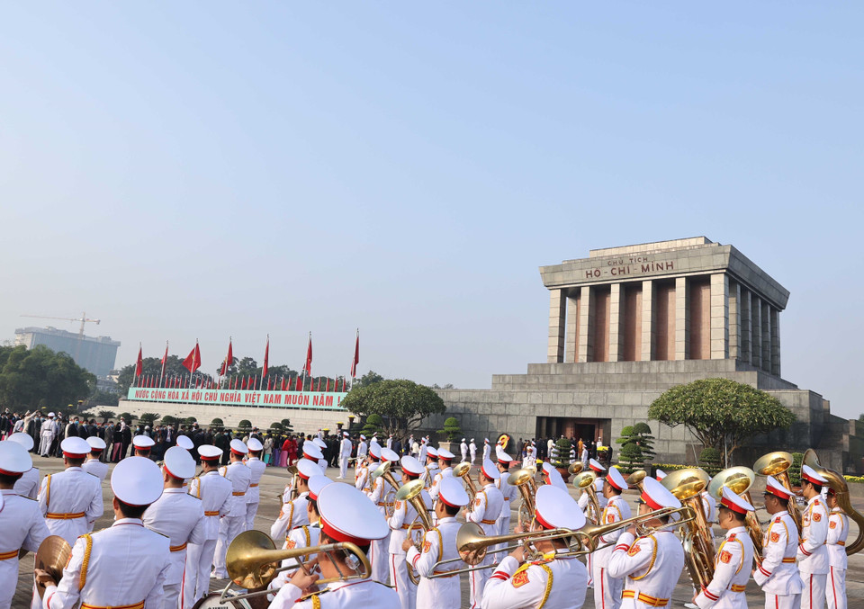 Thủ tướng Nguyễn Xuân Phúc dẫn đầu Đoàn đại biểu dự Đại hội Thi đua yêu nước toàn quốc lần thứ X đặt vòng hoa và vào Lăng viếng Chủ tịch Hồ Chí Minh. (Ảnh: Thống Nhất/TTXVN)