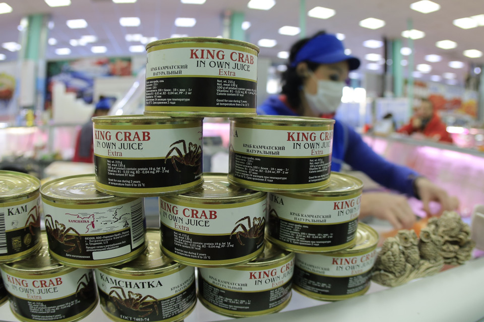 Sản phẩm cua Kamchatka đóng hộp được bày bán tại chợ hải sản. (Ảnh: Trần Hiếu/TTXVN)