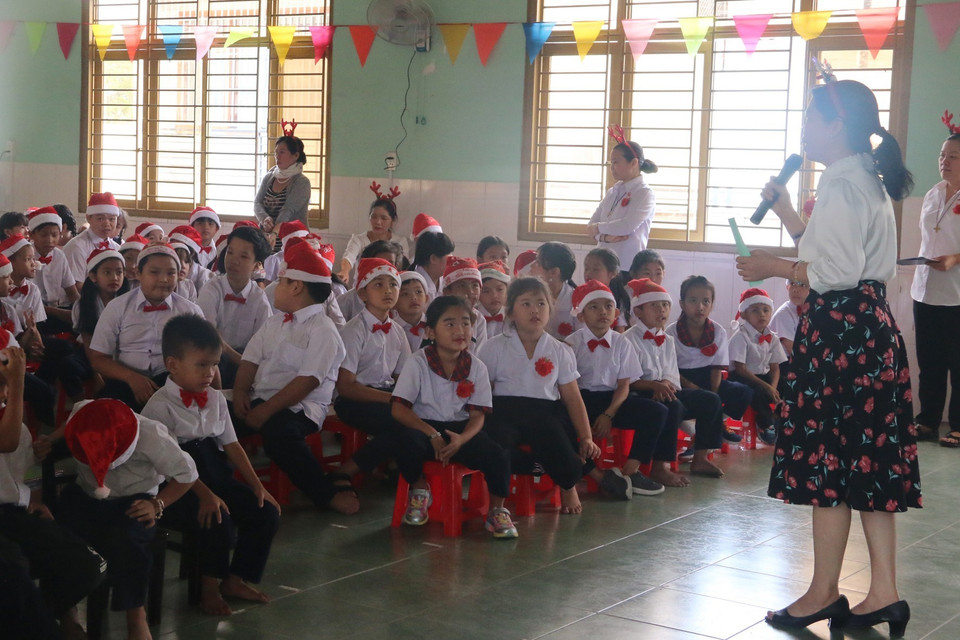 Tổ chức các trò chơi, giao lưu, gặp gỡ ông già Noel cho các em nhỏ tại Trung tâm nuôi dưỡng trẻ mồ côi Giáo xứ Hà Nội (thành phố Biên Hòa, Đồng Nai). (Ảnh: Lê Xuân/TTXVN)