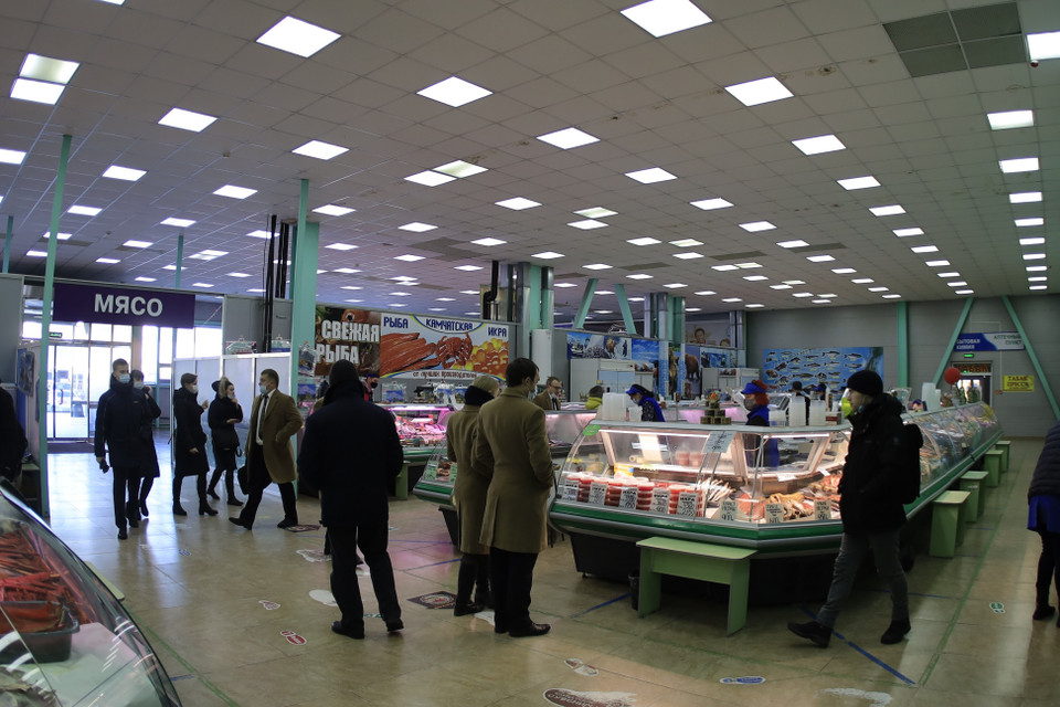 Du khách mua sắm tại chợ hải sản Kamchatka. (Ảnh: Trần Hiếu/TTXVN)