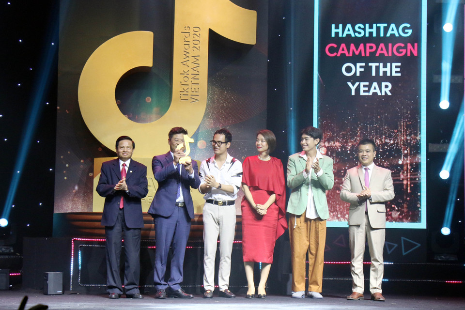 Trao giải thưởng cho hạng mục Chiến dịch của năm cho #vudieuruatay (Vũ điệu rửa tay). (Ảnh: Tiến Lực/TTXVN)