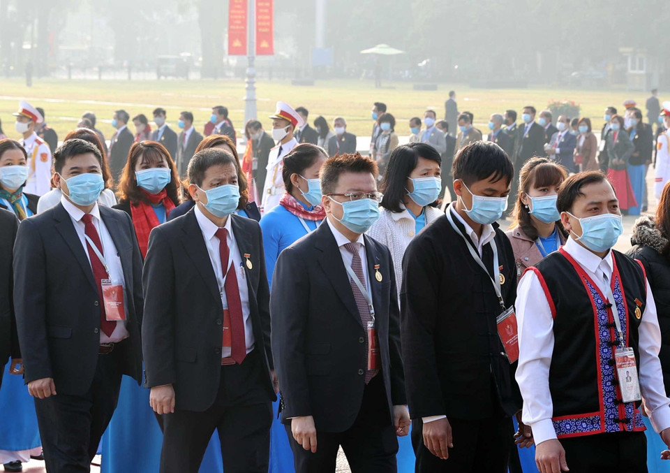 Đại biểu dự Đại hội Thi đua yêu nước toàn quốc lần thứ X vào Lăng viếng Chủ tịch Hồ Chí Minh. (Ảnh: Thống Nhất/TTXVN)