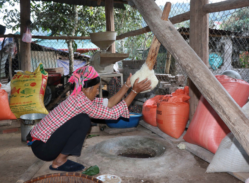Phụ nữ Hà Nhì giã bánh dày chế biến từ nguyên liệu nếp nương có đặc tính thơm, dẻo để sử dụng trong dịp Tết và làm quà biếu khách chúc Tết gia đình. (Ảnh: Xuân Tiến/TTXVN)