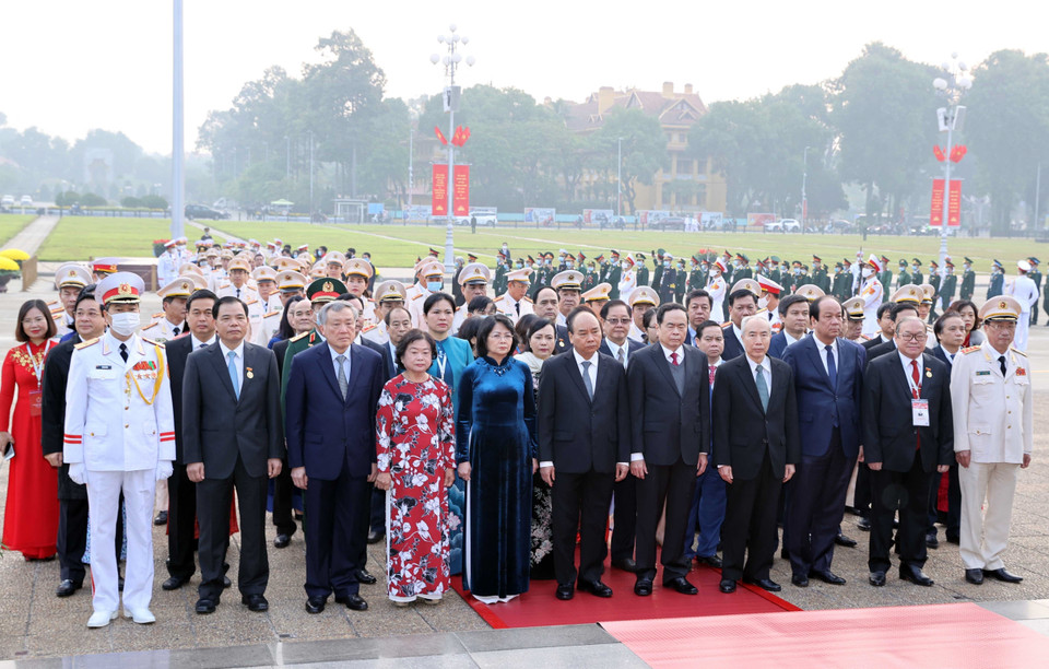 Thủ tướng Nguyễn Xuân Phúc dẫn đầu Đoàn đại biểu dự Đại hội Thi đua yêu nước toàn quốc lần thứ X đặt vòng hoa và vào Lăng viếng Chủ tịch Hồ Chí Minh. (Ảnh: Thống Nhất/TTXVN)